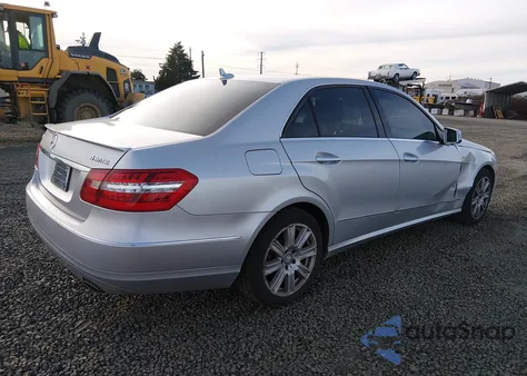 2013 Mercedes-Benz E 350 4Matic z USA, uszkodzony, nr VIN WDDHF8JB4DA714526